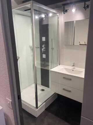 une salle de bain avec une douche en verre et un lavabo dans l'établissement Appartement au pied des pistes, à La Mongie
