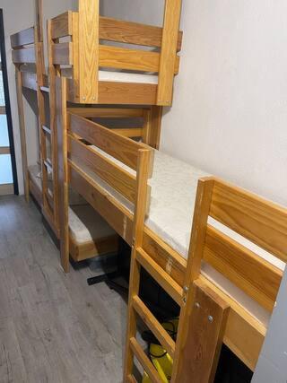 Cette chambre dispose d'un escalier en bois. dans l'établissement Appartement au pied des pistes, à La Mongie