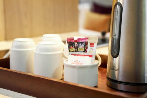 Kemudahan buat kopi dan teh di First Group Breakers Resort - Official