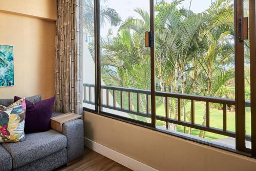Taman di luar First Group Breakers Resort - Official