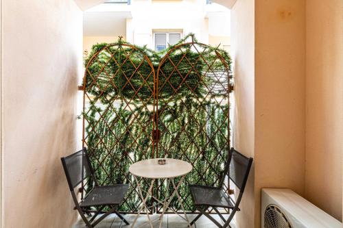 une table et des chaises devant une clôture avec un cœur dans l'établissement Cozy renovated studio - Cannes Meynadier, à Cannes