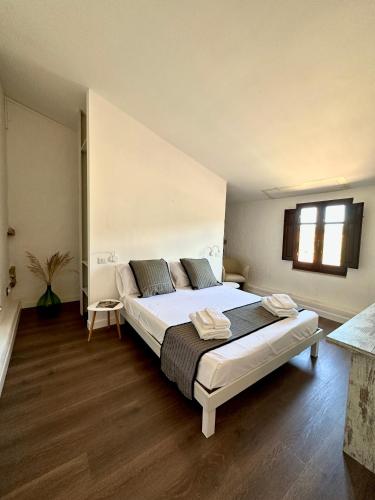 PompuにあるAffittacamere Casa del Paneのベッドルーム1室(大型ベッド1台付)