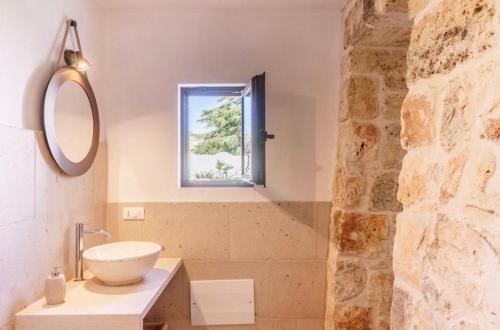 Ένα μπάνιο στο Emerald Suites - Villa Emerald