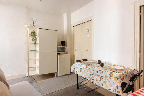 une petite pièce avec une table et une cuisine dans l'établissement Appartement 4 personnes au centre Paris - Chatelet, à Paris