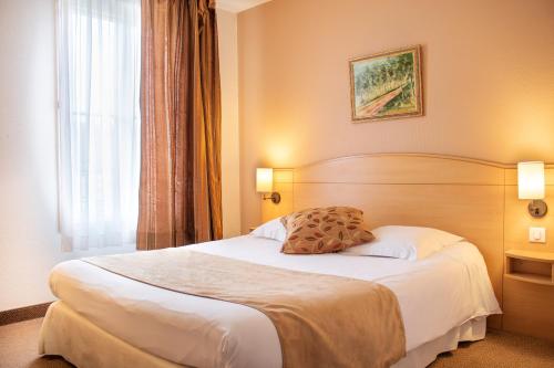 Ένα ή περισσότερα κρεβάτια σε δωμάτιο στο Brit Hotel Châteaudun