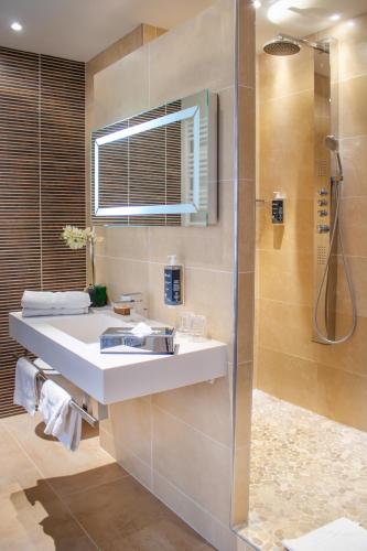 Ένα μπάνιο στο Brit Hotel Châteaudun