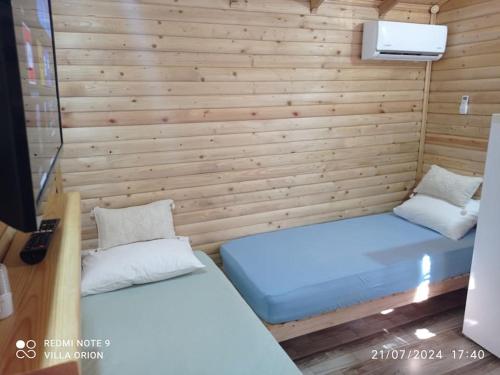 Ένα ή περισσότερα κρεβάτια σε δωμάτιο στο Finike Bungalow Orion