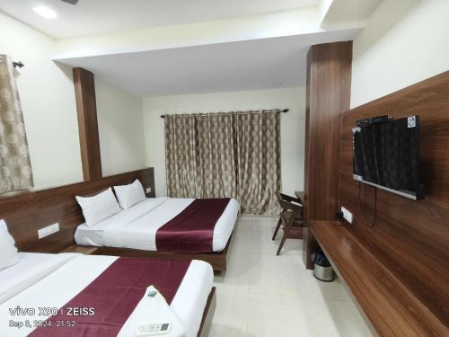 Sjónvarps- og/eða afþreyingartæki á Hotel Victoria Palace - South Mumbai