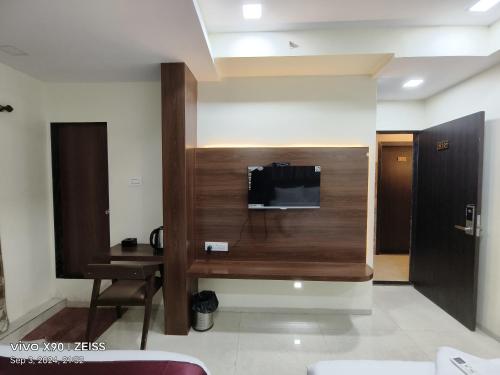 TV a/nebo společenská místnost v ubytování Hotel Victoria Palace - South Mumbai