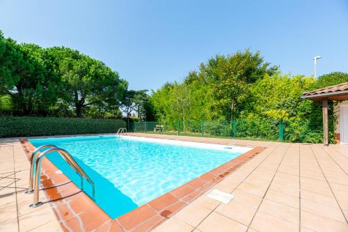 une grande piscine dans une cour avec dans l'établissement La Fontaine - Confortable, Calme & Spacieux, aux Sorinières