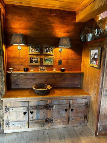 un comptoir en bois dans une pièce avec deux lampes dans l'établissement Sycamore Alpine Retreat - 5 mins from the slopes, à Planvillard