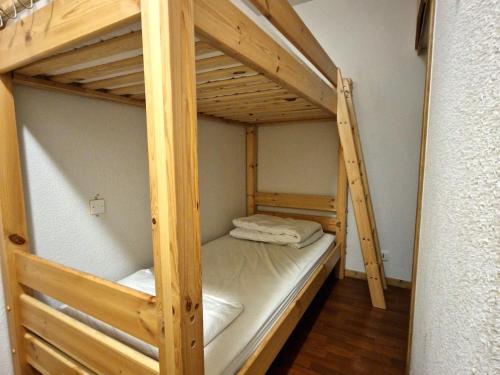 Ce lit superposé se trouve dans un dortoir avec une échelle. dans l'établissement Appartement 2 pièces + cabine, 6 personnes, bien situé à 30m du télécabine - Rue du Cheval Blanc, Modane - FR-1-265-187, à Valfréjus