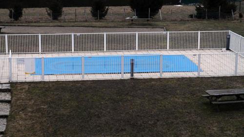 une piscine entourée d'une clôture dans l'établissement Résidence La Croix Margot, à Villard-de-Lans