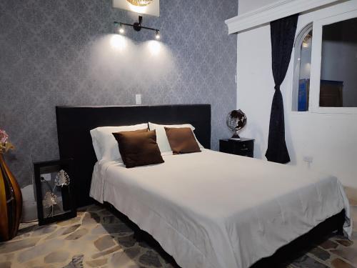Luxury Villa at Poblado 6 BDRM Epic Manorにあるベッド