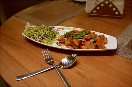 Makanan di atau berdekatan hotel