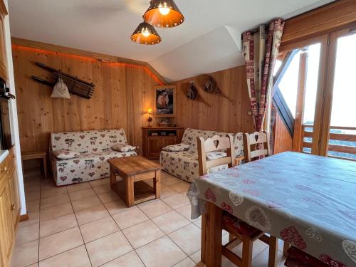 un salon avec une table et un canapé dans l'établissement Charming apartment with exceptional view, 200 m from gondola, 1 bedroom max 6 persons, à Oz