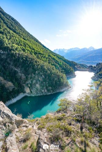 - une vue sur une rivière dans une vallée dans l'établissement Appartement montagne, à Briançon