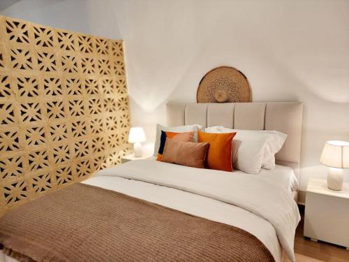 Ash ShumaysānīにあるGoga Apartment in Jabal Amman near Rainbow Streetのベッドルーム(大きな白いベッド、カラフルな枕付)