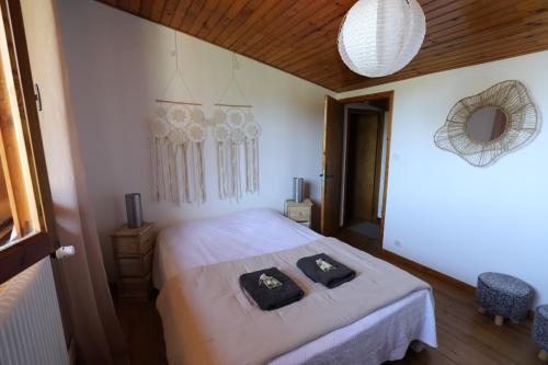 une chambre avec un lit avec deux oreillers dessus dans l'établissement entre ciel et montagne, à Valdeblore