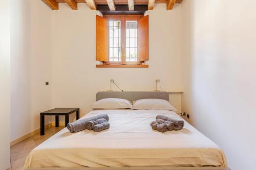 Ένα ή περισσότερα κρεβάτια σε δωμάτιο στο Artistic Urban Apartment