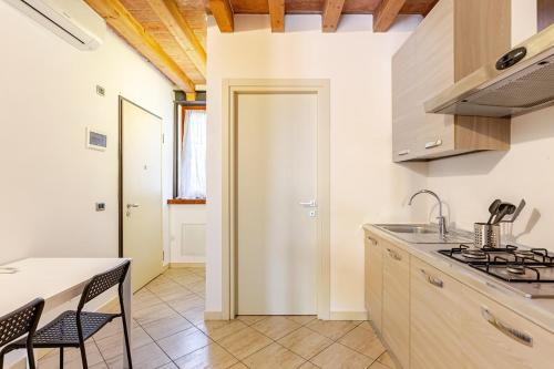 Η κουζίνα ή μικρή κουζίνα στο Artistic Urban Apartment