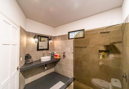 a bathroom with a toilet and a sink and a shower at Good Life Lodge in Sámara