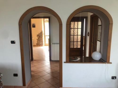 un couloir avec deux miroirs dans une maison dans l'établissement AL CASTELLO Cengio Alto, à Cengio