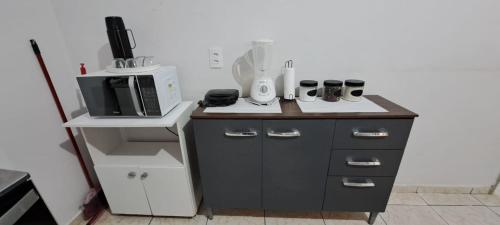 Η κουζίνα ή μικρή κουζίνα στο Residencial JM
