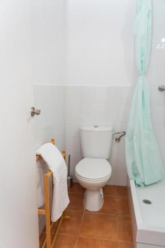 a bathroom with a toilet and a bath tub at Centro apartamento 2-D in Huelva