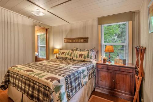 a bedroom with a bed and a window at Nature's Nest Lake House in Lake Wales