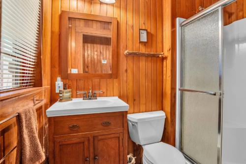 Ένα μπάνιο στο Nature's Nest Lake House