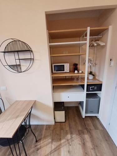 ミラノにあるGlam Milan Linate Airportの小さなキッチン(棚、電子レンジ付)