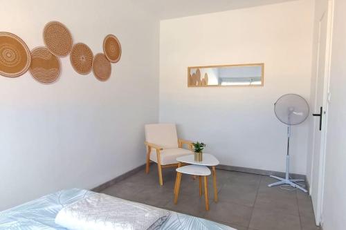 une chambre avec un lit, une table et une chaise dans l'établissement T2 Moderne en Bord de plage, au Barcarès