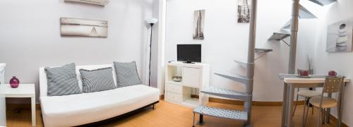 a room with a bed and a desk with a television at Ronda Navarra by Valdesierra in Béjar