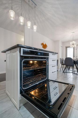 Cuisine ou kitchenette dans l'établissement Dino Roar I Sleeps 12 I New