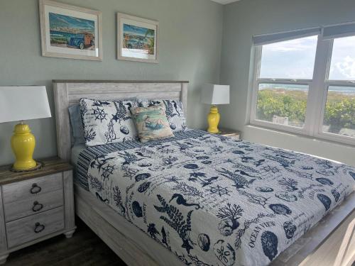 Voodi või voodid majutusasutuse Richard Arms Unit 21- Direct Oceanfront Condo! toas