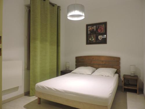 En eller flere senge i et værelse på Confortable appartement proche du lac et pistes cyclables pour 6 personnes