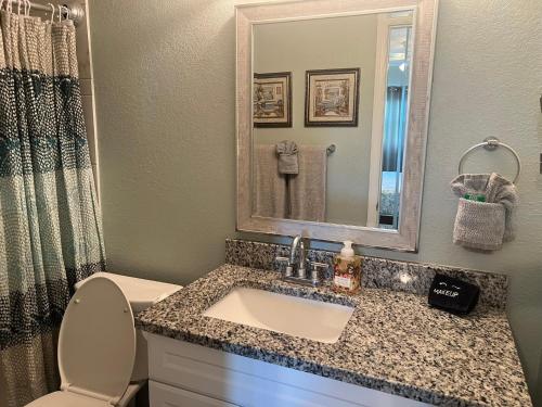 Vannituba majutusasutuses Richard Arms Unit 21- Direct Oceanfront Condo!
