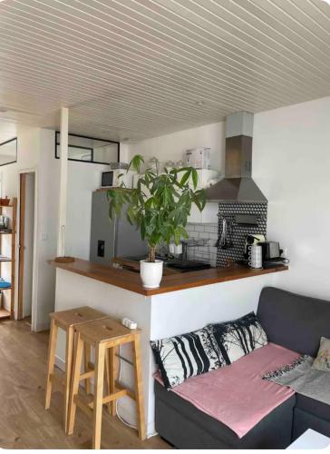 un salon avec un canapé et une table dans l'établissement Charmante maison de ville avec terasse intime, à La Rochelle