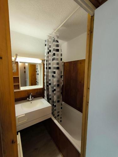 une salle de bain avec un lavabo et une douche dans l'établissement Temples du Soleil Machu Appartements VTI, à Val Thorens