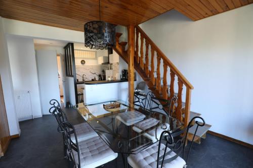Cette chambre dispose d'un escalier avec une table et des chaises. dans l'établissement entre ciel et montagne, à Valdeblore