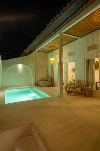 a room with a swimming pool in a room at Wellhouse Villas in Nusa Lembongan