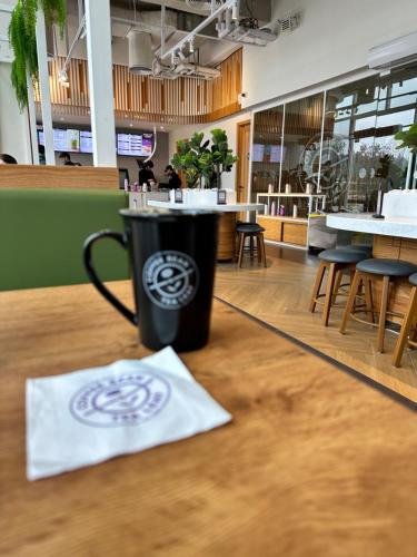 Restaurace v ubytování Elysium Luxury 1Bed Apartment! Opposite to Centaurus Mall