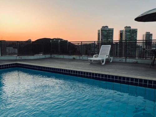 Πισίνα στο ή κοντά στο Apart Hotel quarto e sala mobiliado na Enseada do Sua