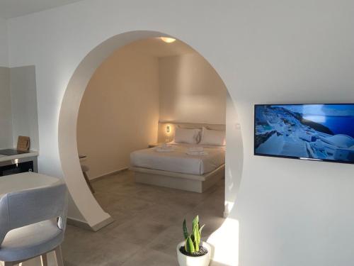 Posteľ alebo postele v izbe v ubytovaní ENA suites Santorini