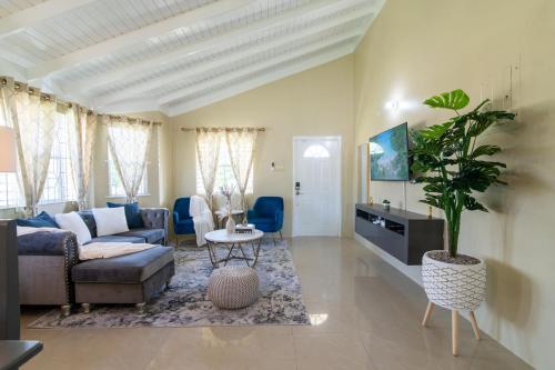 SweetOasis-King Bed-Pool-BBQ Grill-Free StarLink Wifi 250Mbps-Solar Powered-Free Parking-Gated Complex-Near Ocho Rios
