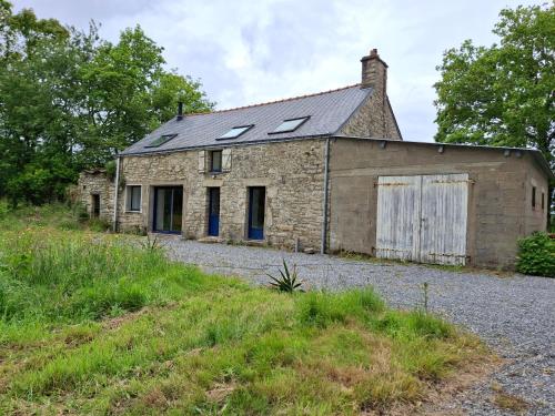 un vieux bâtiment en pierre sur une colline herbeuse dans l'établissement 