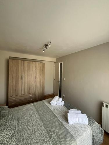 1 dormitorio con 2 camas y toallas. en Santa Coloma Apartamentos, en Santa Coloma