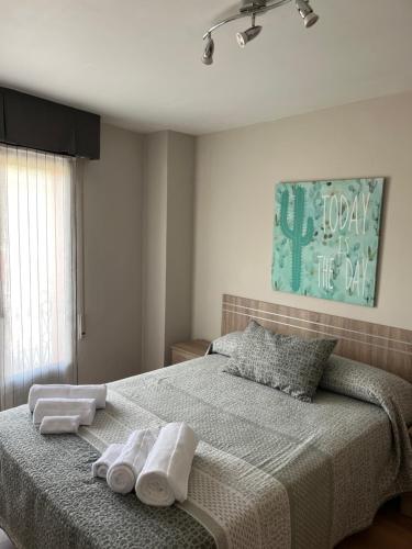 Un dormitorio con una cama con toallas. en Santa Coloma Apartamentos, en Santa Coloma