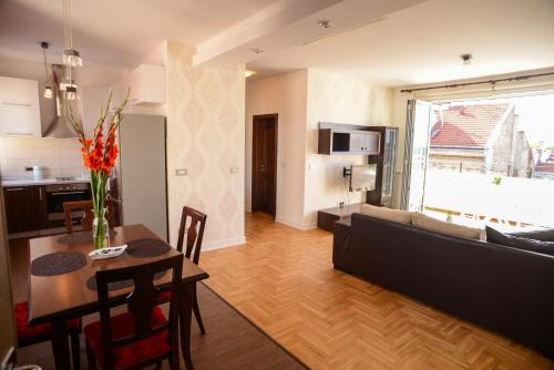 uma sala de estar com um sofá e uma mesa em Apartments Belvedere em Belgrado